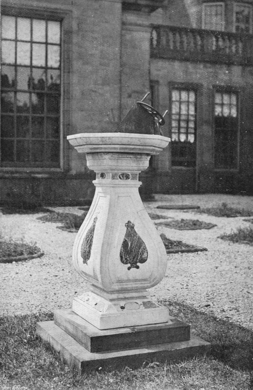 Vyřezáno do mramoru (černobílá fotografie) od Charles Latham
