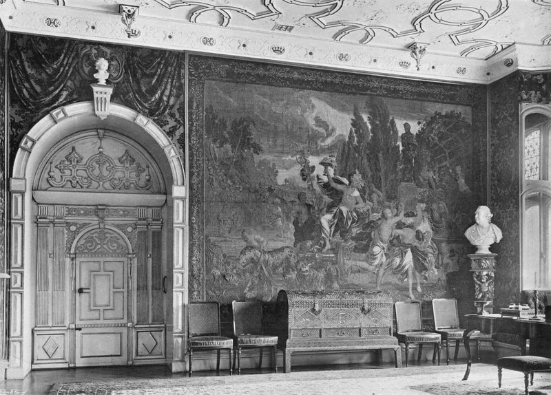 East End of Saloon, Tapiserie: The Triumph of Bacchus od Charles Latham