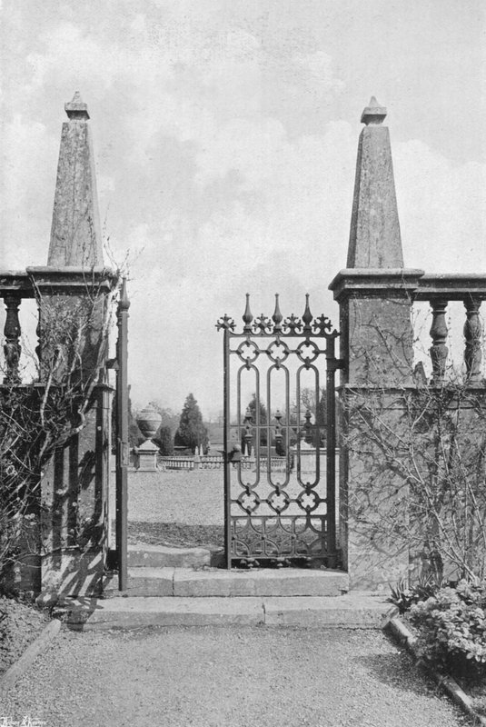 Zahradní brány v Montacute od Charles Latham