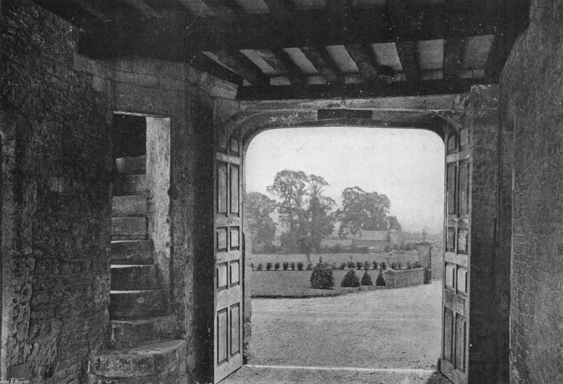 Vchod do vrátnice (černobílá fotografie) od Charles Latham