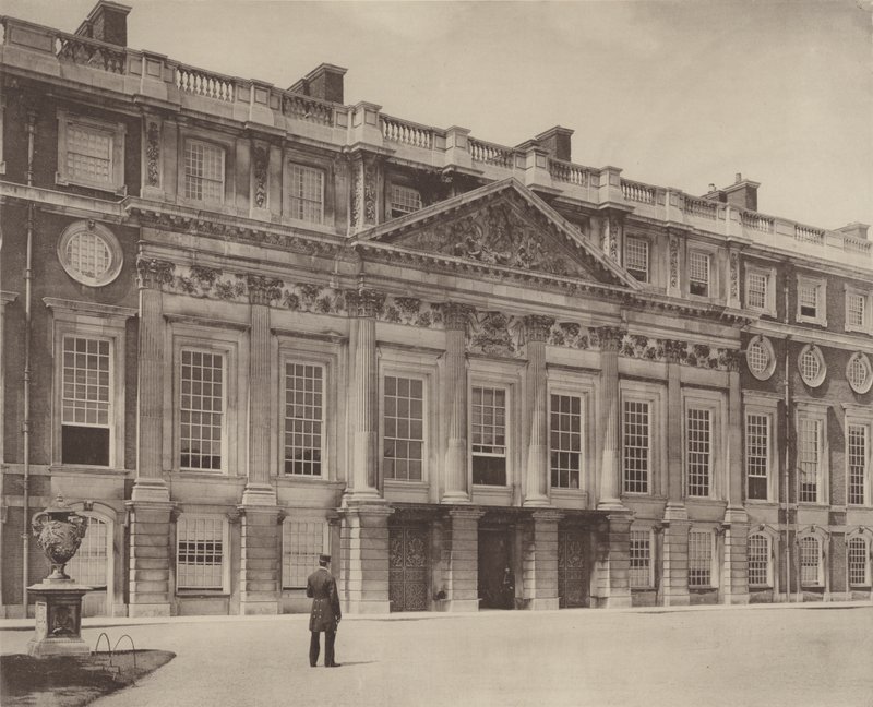 Palác Hampton Court, východní fronta od Charles Latham