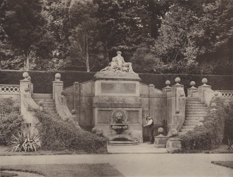 Nástěnná fontána v zahradě v Bowoodu, Wilts od Charles Latham
