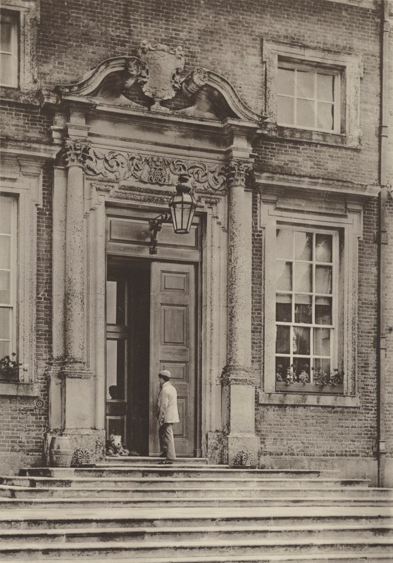 Raynham Hall, Norfolk, vchod od Charles Latham