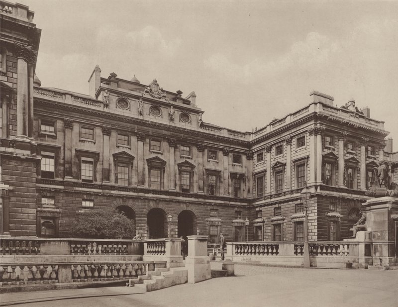 Somerset House, Pohled do dvora od Charles Latham