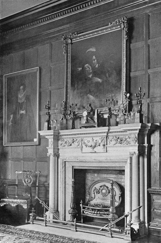 South End of Long Gallery (černobílá fotografie) od Charles Latham