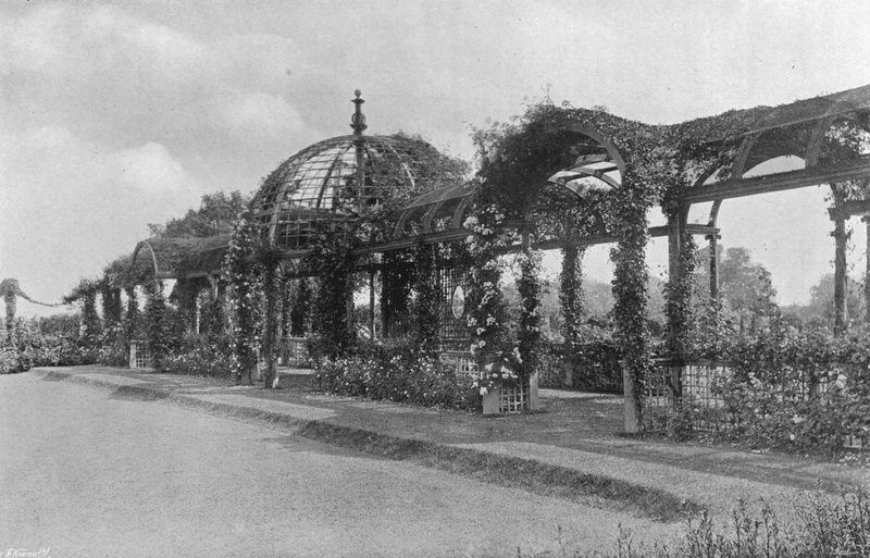 Potopený kroketový trávník a východní pergola od Charles Latham