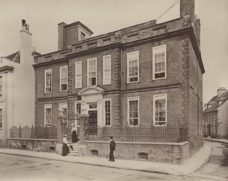 Swan House, Chichester od Charles Latham
