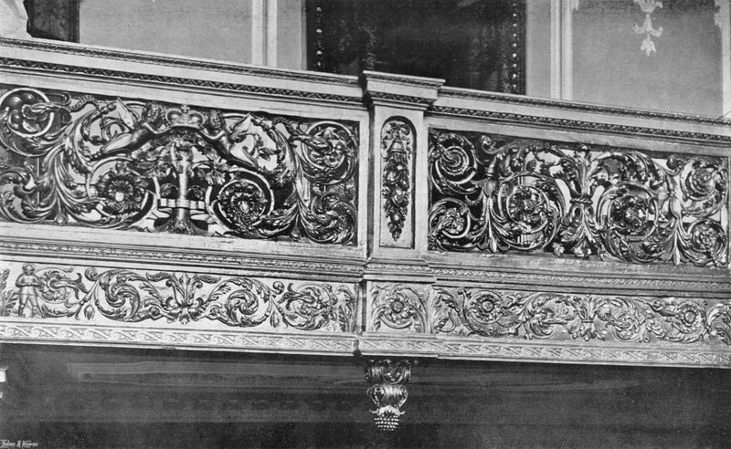 Vyřezávaná galerie schodiště od Charles Latham