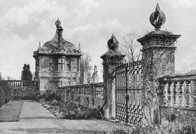 East Garden-House a Forecourt Gates od Charles Latham