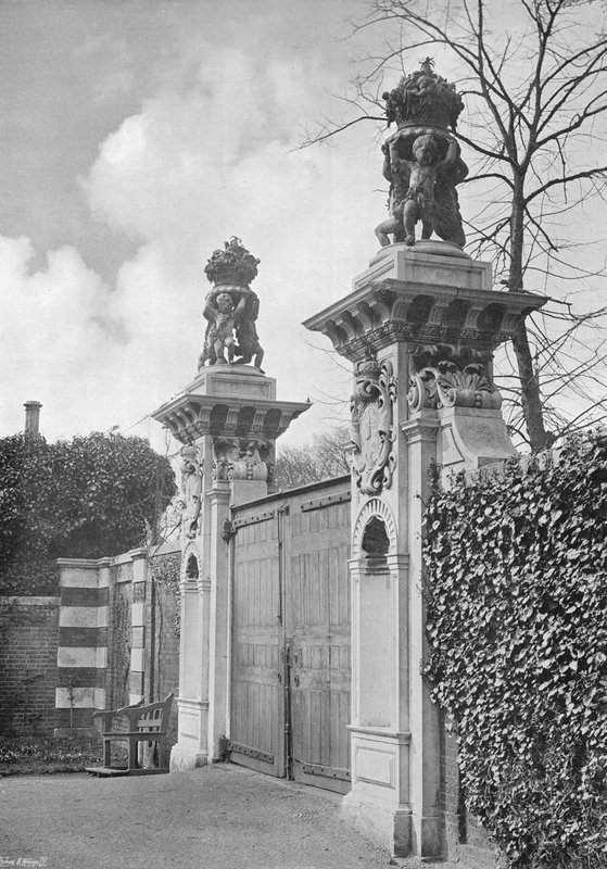 Květinové brány v Hampton Court od Charles Latham