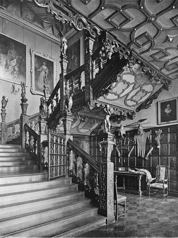 Úpatí velkého schodiště (černobílá fotografie) od Charles Latham