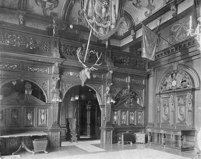Obrazovka Hall od Charles Latham