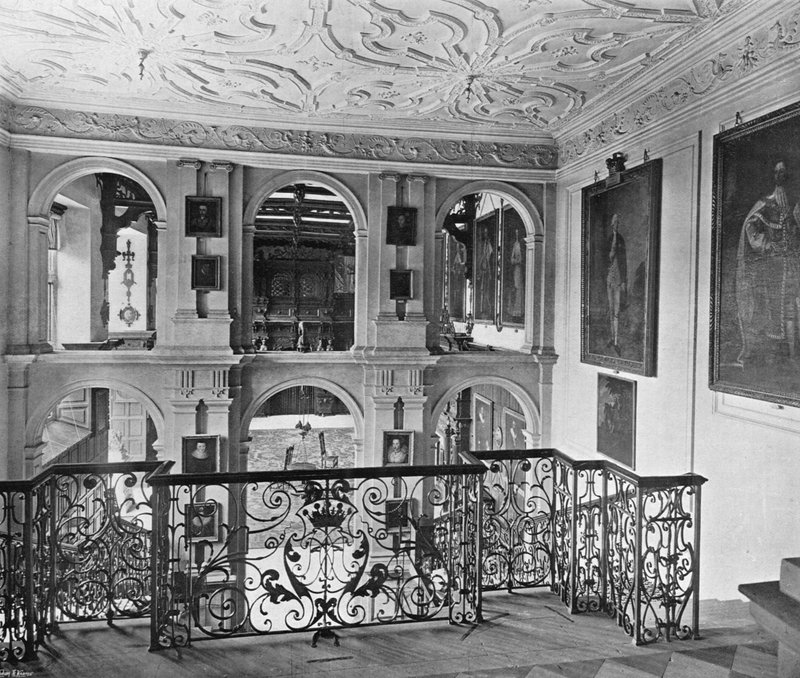 Síň při pohledu ze Schodiště od Charles Latham