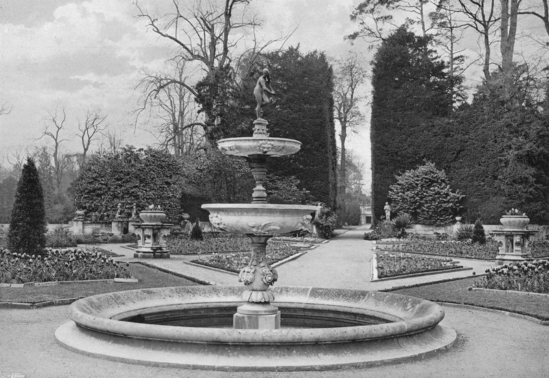 Holbein Avenue od Charles Latham