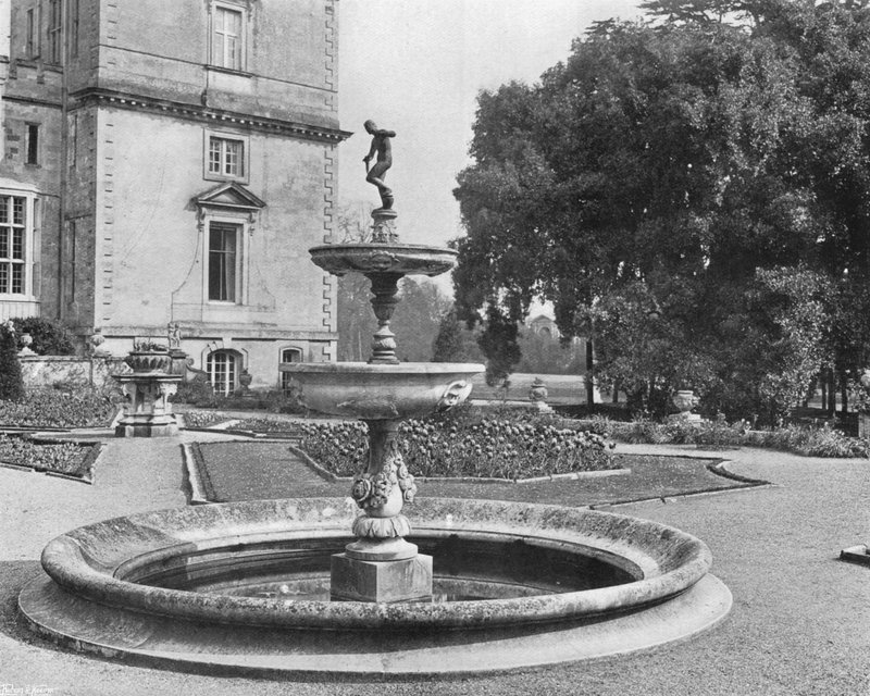 Ilex a fontána od Charles Latham