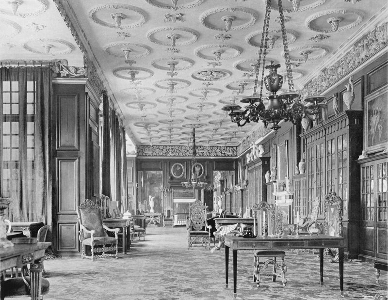 Dlouhá galerie od Charles Latham