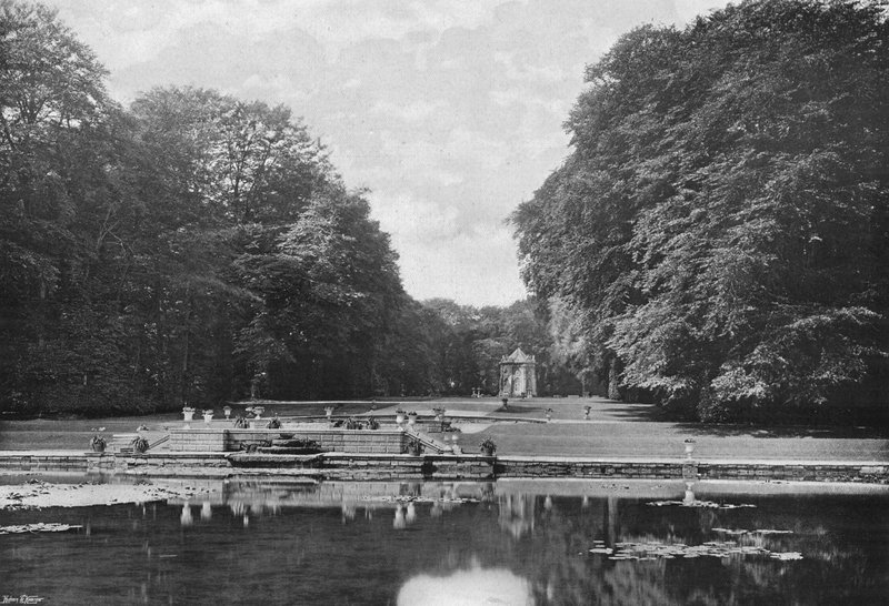 Rybník Obelisk (černobílá fotografie) od Charles Latham