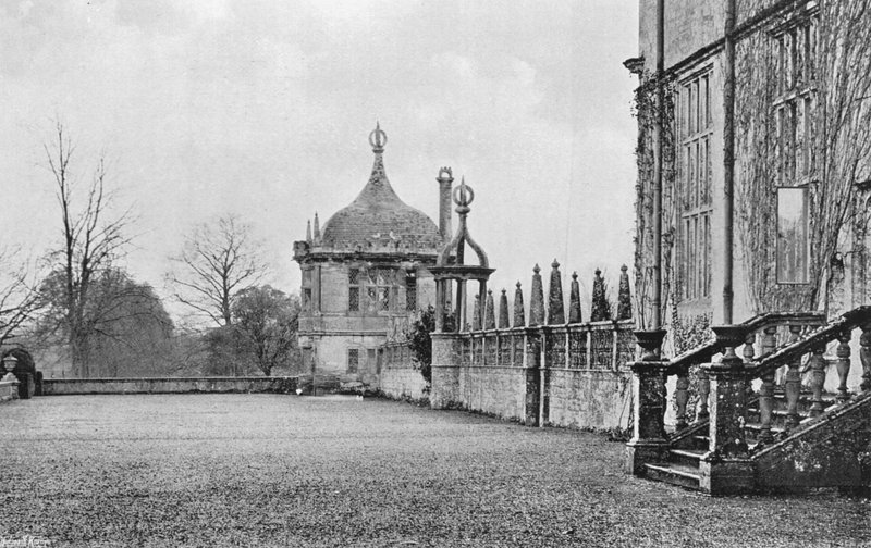Terasa mezi nádvořím a Privy Garden od Charles Latham