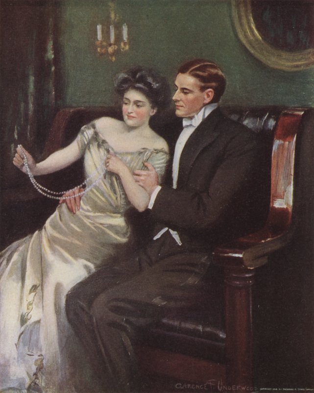 Žena dostává jako dárek perlový náhrdelník od Clarence F. Underwood