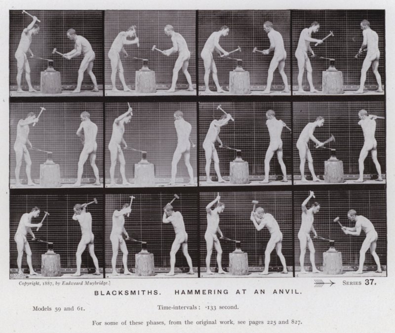 Lidská postava v pohybu: Kováři, buší do kovadliny (černobílá fotografie) od Eadweard Muybridge