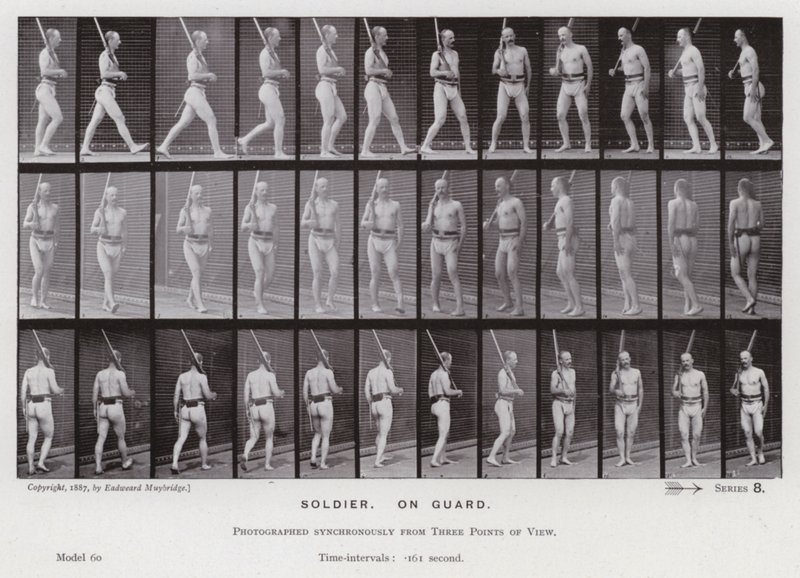Lidská postava v pohybu: Voják na stráži (č/b foto) od Eadweard Muybridge