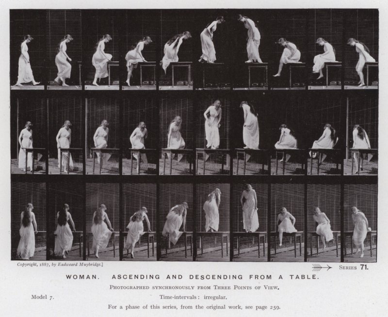 Lidská postava v pohybu: Žena stoupá a sestupuje ze stolu (černobílá fotografie) od Eadweard Muybridge