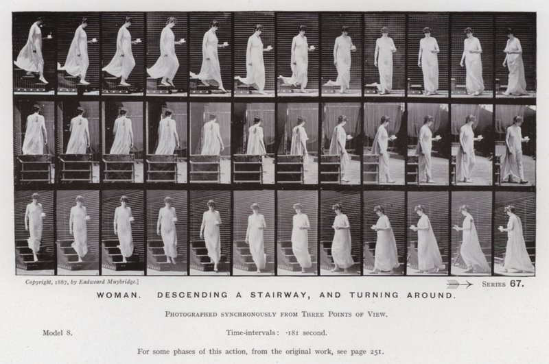 Lidská postava v pohybu: Žena sestupuje ze schodů a otáčí se (č/b foto) od Eadweard Muybridge