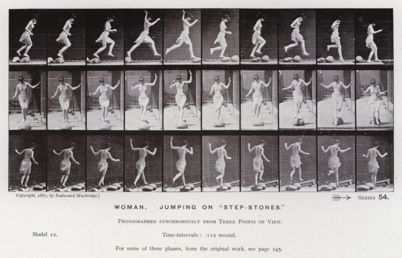 Lidská postava v pohybu: Žena, skákající na „nástupních kamenech“ (černobílá fotografie) od Eadweard Muybridge