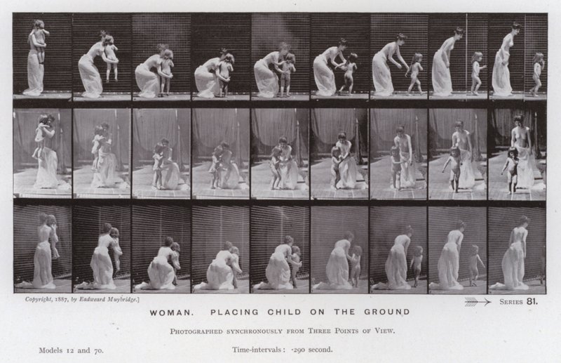 Lidská postava v pohybu: Žena, pokládající dítě na zem (černobílá fotografie) od Eadweard Muybridge