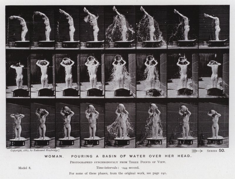 Lidská postava v pohybu: Žena, která si nad hlavou zvedá umyvadlo s vodou (černobílá fotografie) od Eadweard Muybridge