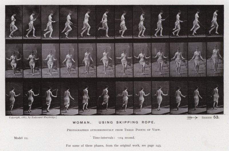 Lidská postava v pohybu: Žena pomocí švihadla (černobílá fotografie) od Eadweard Muybridge