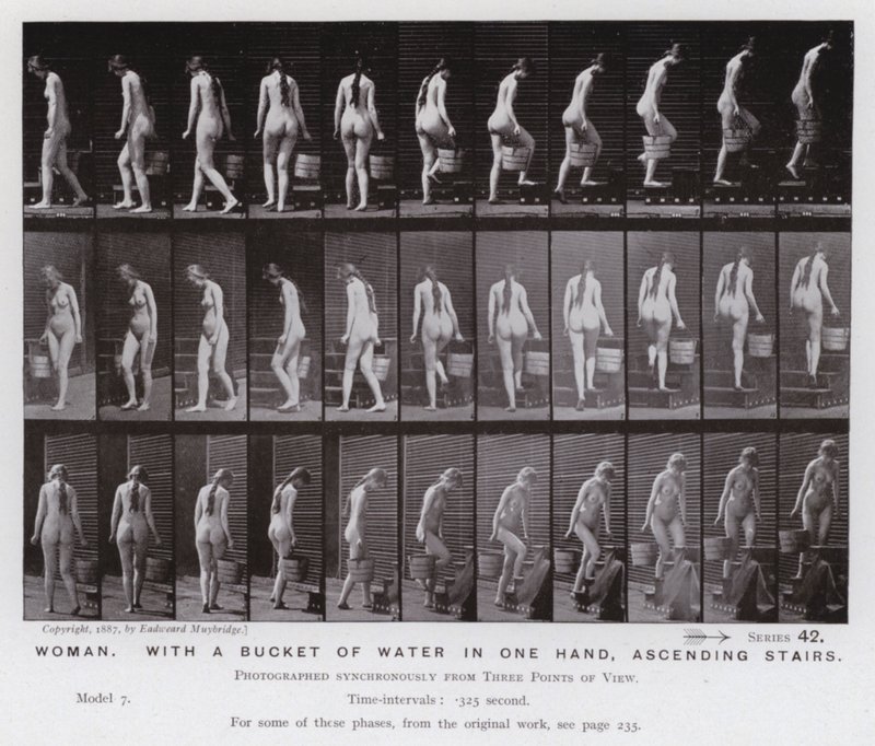 Lidská postava v pohybu: Žena s kbelíkem vody v jedné ruce, stoupá po schodech (černobílá fotografie) od Eadweard Muybridge