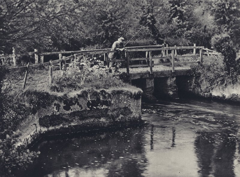 V Burcombe na řece Nadder (čb fotografie) od Edward Alfred Barton