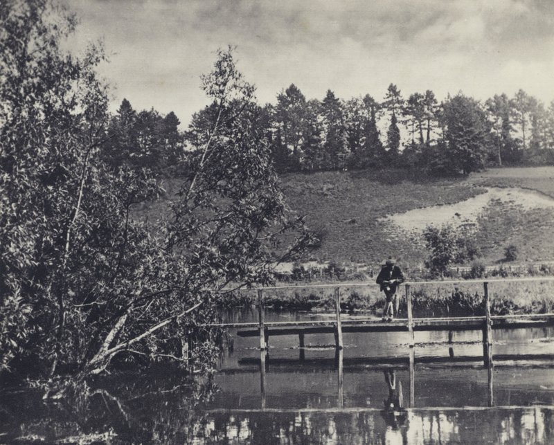 Zátoka Tumbling Bay, Na nosiči testu pod Fullertonem (čb fotografie) od Edward Alfred Barton