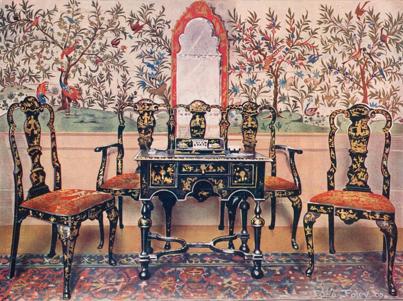 Černá lakovaná pohovka, židle a stůl, červené lakované zrcadlo. Wall-Paper ve Wotton-under-Edge od Edwin John Foley