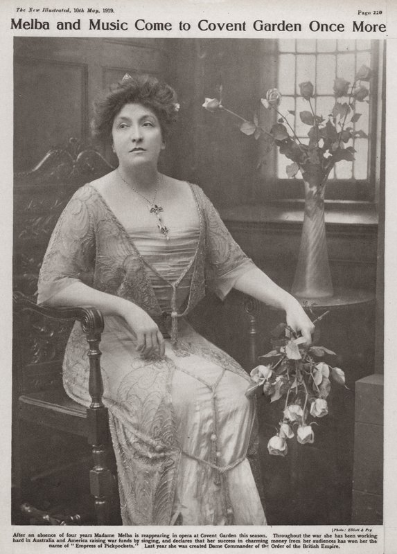 Dame Nellie Melba, australská operní pěvkyně (černobílá fotografie) od Elliott and Fry Photography Studio