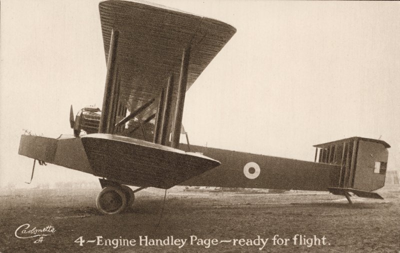 4motorové letadlo Handley Page, připravené k letu (černobílá fotografie) od English Photographer