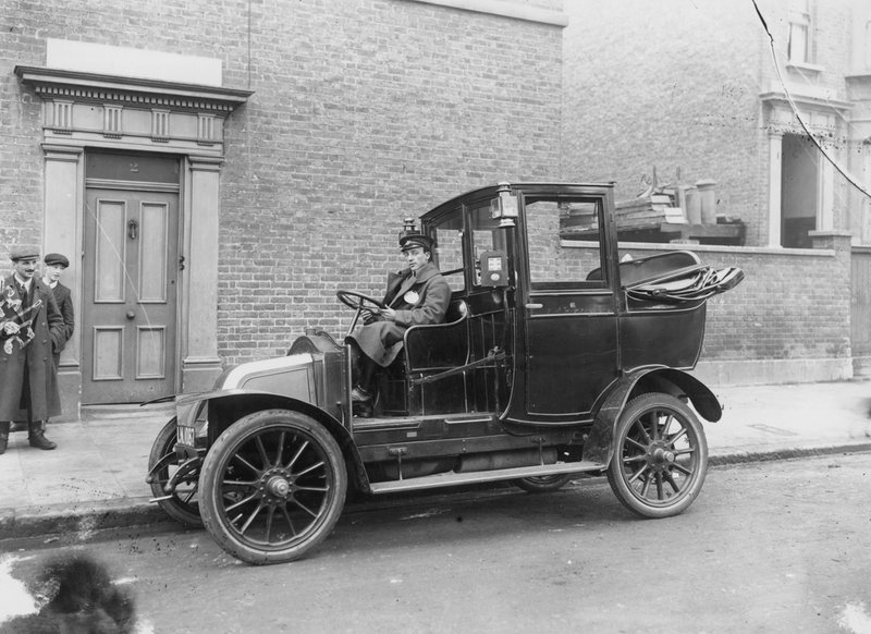 Řidič sedící za volantem svého motorového vozu od English Photographer