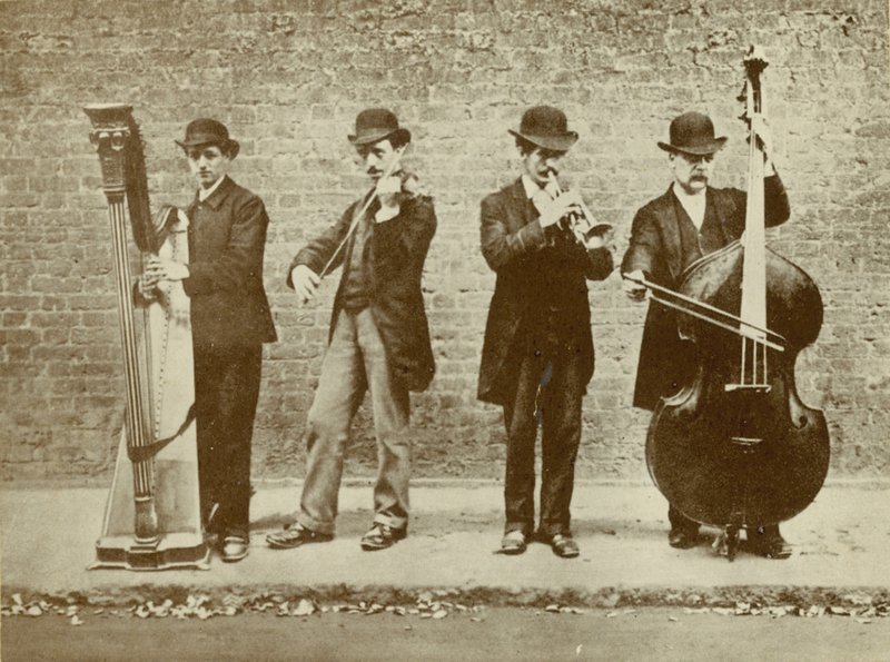 Skupina pouličních muzikantů od English Photographer