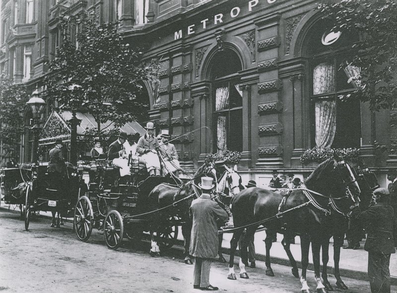 Koňský povoz na ulici před hotelem Metropole od English Photographer
