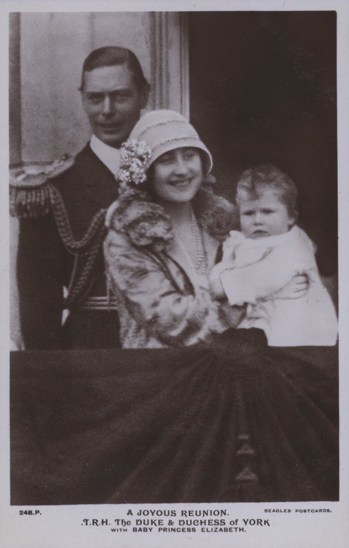 Radostné shledání, TRH vévoda a vévodkyně z Yorku s malou princeznou Elizabeth (č/b foto) od English Photographer
