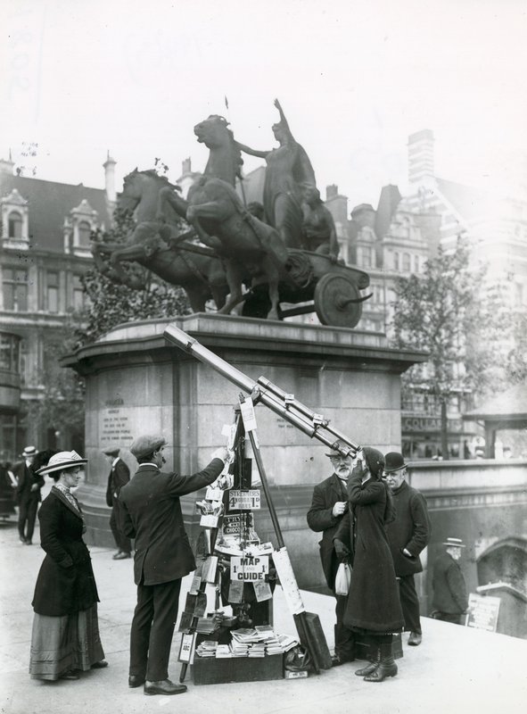 Dalekohled pro pohled na Big Ben na nábřeží u sochy Boadicea od English Photographer