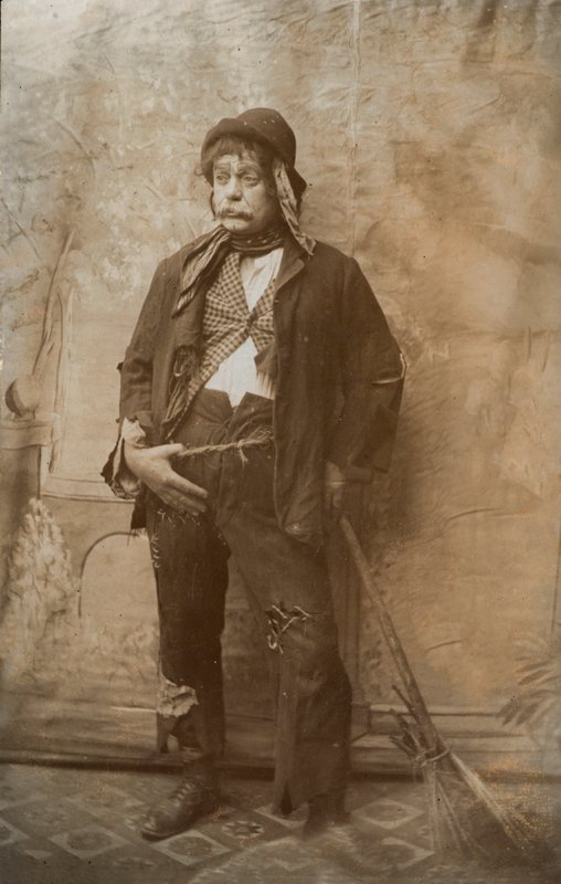Herec převlečený za uklízeče ulic (čb fotografie) od English Photographer