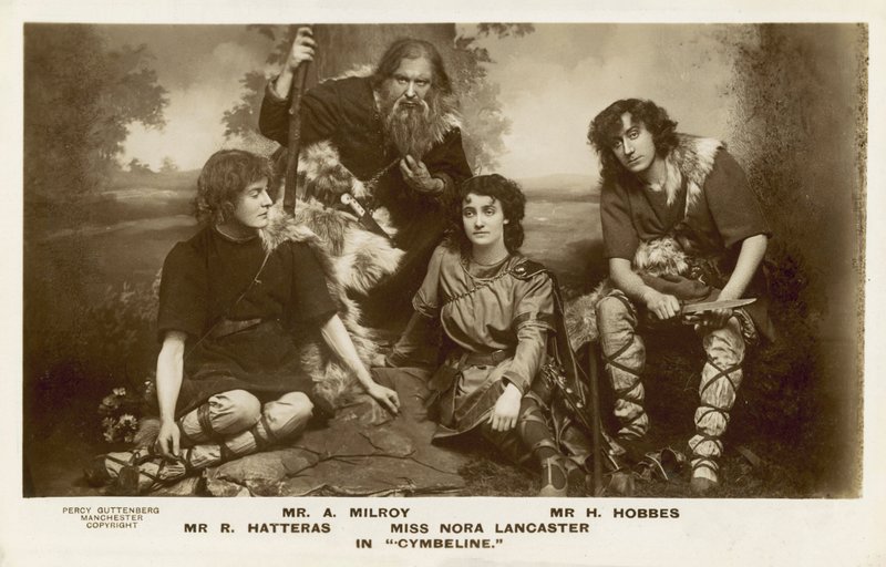 Herci v představení Cymbelín od Williama Shakespeara (čb fotografie) od English Photographer