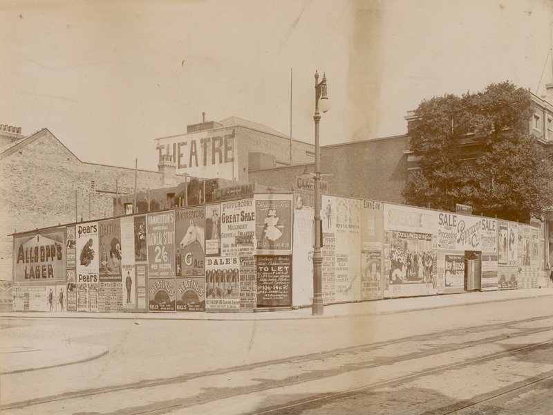 Reklamy na rohu Latchmere Road a Lavender Hill, Wandsworth, Londýn od English Photographer