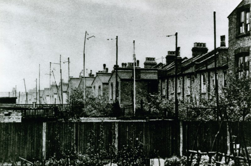 Antény v předměstských zadních zahradách, 1925 od English Photographer