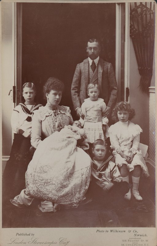 Albert Edward a princezna Alexandra s rodinou od English Photographer