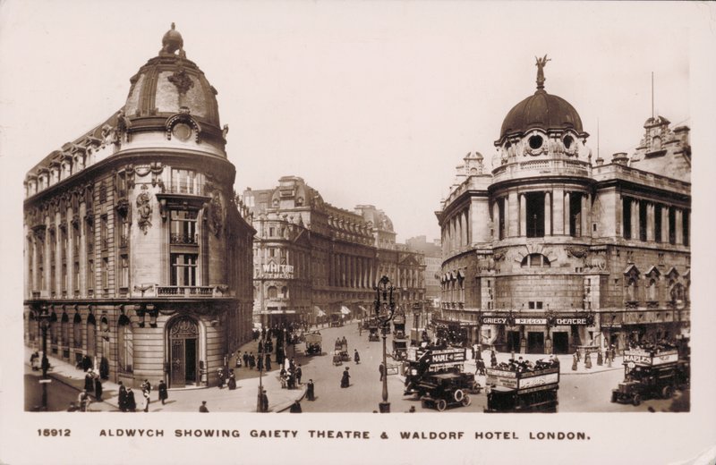 Aldwych, Londýn, divadlo Gaiety, hotel Waldorf (čb fotografie) od English Photographer