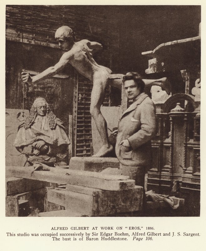 Alfred Gilbert, anglický sochař při práci na Erosu od English Photographer