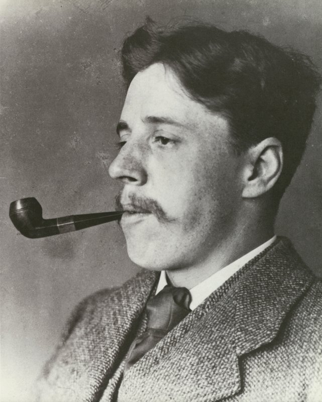 Arnold Bennett, kouří dýmku, portrét (č/b foto) od English Photographer